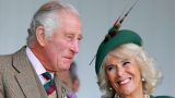 Re degli inglesi e regina camilla felici in abiti coordinati durante la messa in scozia