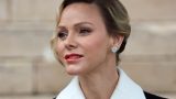 Charlène di monaco si presenta al papa con un velo di pizzo da star di hollywood