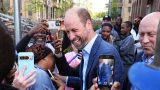 Prince william accolto da fan al ritorno ai doveri reali dopo la pausa familiare