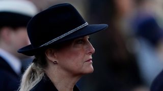 Duchessa sophie brilla con eleganza mentre sostituisce re carlo