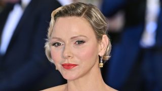 Abito regale con spacco di princess charlene: cosa è cambiato oggi