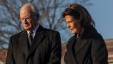 Regina silvia di svezia, 81 anni, preoccupa con l’uso delle stampelle