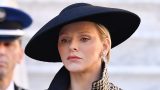 Princess charlene in abito da lutto elegante con velo di pizzo