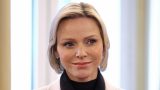 Leggi di più sulle sorprendenti gambe di princess charlene in flare bianchi da sposa