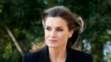 Queen Letizia indossa un velo di pizzo e un abito elegante in omaggio toccante