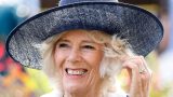 Camilla riporta in vita il vecchio cappotto di re Carlo