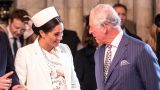 King Charles bacia Meghan Markle in una foto di matrimonio riemersa