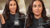 Meghan markle senza trucco in tuta e sneakers per il primo podcast