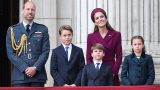 George, charlotte e louis brillano sul balcone del palazzo con il loro ballo
