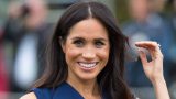 Meghan markle indossa in segreto l’abito dell’impegno scolpito