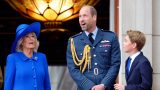 Gioco di prince william con i figli per il ve day e il coinvolgimento della regina camilla