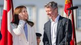 Re marito e moglie: re frederik e regina mary mostrano affetto nella nuova dimora