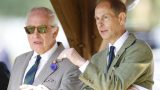 Re Carlo sorride con occhiali da sole cool in un’uscita rara con il principe Edoardo
