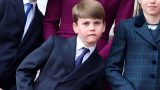 Momenti iconici di prince louis nel ve day tra occhiate e sbadigli
