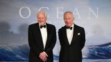 King charles sul tappeto blu prima dell’incontro con sir david attenborough