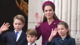 Momenti madre-figlia di princess charlotte e princess kate sul balcone
