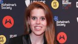 Princess beatrice incanta in un vestito a vita alta durante una serata da single