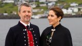Queen Mary e re Frederik accolti da un ospite a sorpresa in visita storica