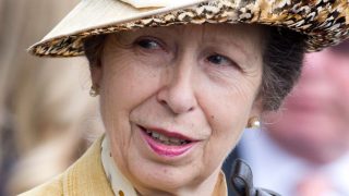 Look da regina di princess anne: il trend dell’estate 2025 per un stile elegante