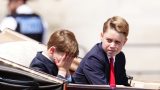 Prince George corregge il fratello Louis in un momento divertente