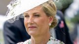 Duchessa sophie festeggia anniversario in abito bianco di seta a ascot 2025