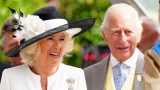 Re del regno Carlo e regina Camilla sorridono all’ultima sfilata reale ad Ascot 2025