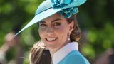 Princess kate ammira il marito principe william in uniforme sexy