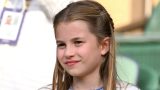 Princess charlotte gioca a piedi nudi durante l’ondata di caldo in una dolce foto riscoperta