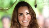 Abito senza spalline di kate middleton: il look che oggi non potrebbe indossare