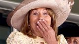 Carole middleton saluta con un bacio in un momento spontaneo a royal ascot