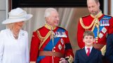 Prince louis imita il nonno re carlo con un gesto regale