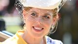 Princess beatrice colpisce con un tailleur colorato e una coda lunga ad ascot