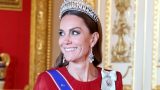 Princess kate incanta in un abito rosso givenchy e la sua tiara preferita