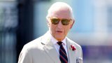 King charles sorprende i fan reali con un gesto inaspettato in spiaggia