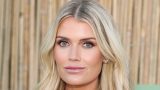 Lady Kitty Spencer incanta in un elegante abito senza spalline