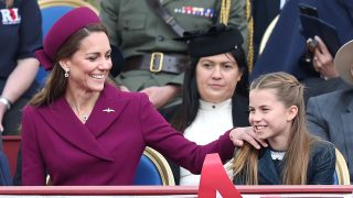 Princess kate indossa di  il gioiello più personale in un momento a casa con princess charlotte
