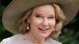 Outfit estivo di queen mathilde in dior crea confusione tra i fan
