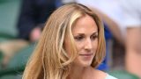 Harriet sperling, icona di moda a wimbledon con blusa corta e capelli biondi