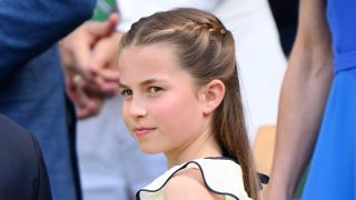 Princess charlotte viola il protocollo reale durante l’incontro con il vincitore di wimbledon jannik sinner