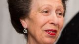 Princess anne festeggia il compleanno con un tiara senza tempo