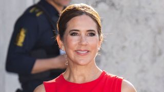 Queen Mary di Danimarca incanta con l’outfit estivo perfetto