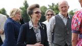 Princess Anne torna emozionata all’evento che ama – foto esclusive