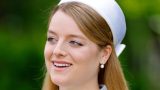 Flora Vesterberg incarna il glamour reale con abito da sposa trasparente e Prada