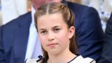 Princess charlotte incanta in abito estivo con meravigliosi capelli alla rapunzel