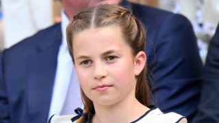 Princess charlotte incanta in abito estivo con meravigliosi capelli alla rapunzel