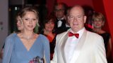 Charlene di monaco incanta con un abito spettacolare all’evento elegante con il principe alberto