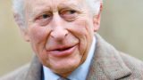 King charles raffigurato con bastone in nuove foto a casa