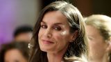 Letizia di spagna incanta con un abito a trapezio ‘pavone’