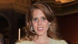 Princess beatrice incanta con un abito scintillante e accessori arcobaleno