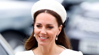Abito da sposa sopra il ginocchio di princess kate per il grande giorno di princess charlotte